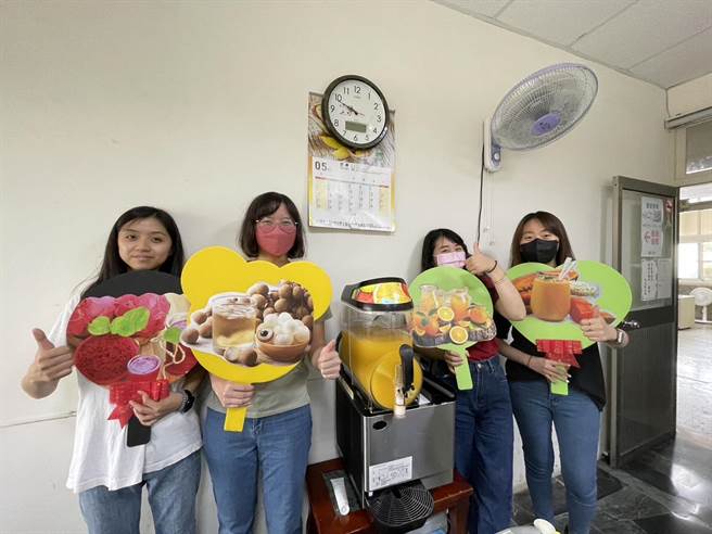 進入酷暑，台南市東山區公所推出貼心服務，從6月起提供時令水果冰沙給洽公民眾免費飲用。（東山區公所提供／張毓翎台南傳真）