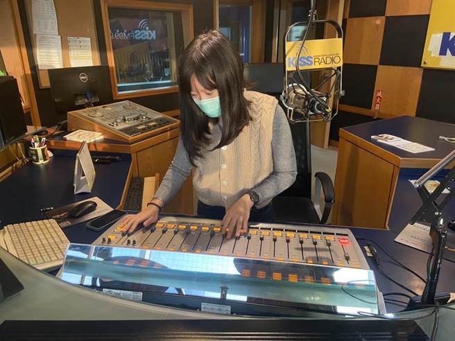 大眾广播电台提供媒体实习机会，让在学青年得以提前熟悉广播操作流程。（柯宗纬翻摄）