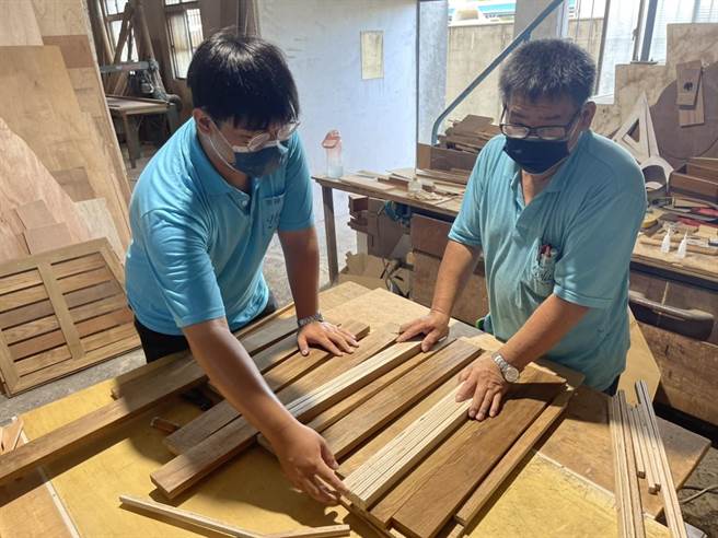 参与实习计画的青年学子由主管亲自带领实习生打造游艇，扎实的实务训练让青年获益。（柯宗纬翻摄）