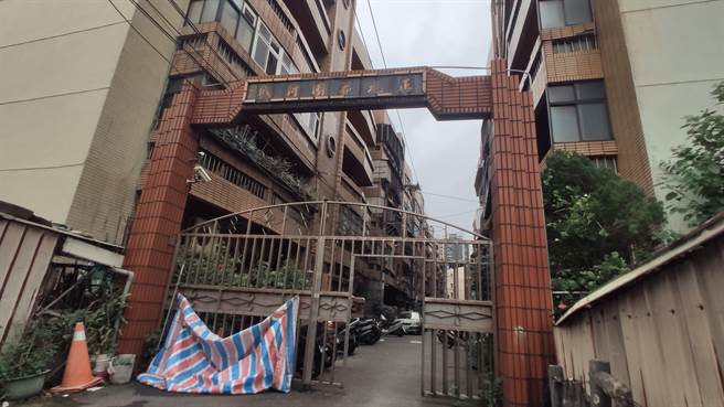桃园市桃园区正光花园新城被认定是海砂屋，目前正在都更。民代忧心租户已是弱势，无力搬迁。（赖佑维摄）