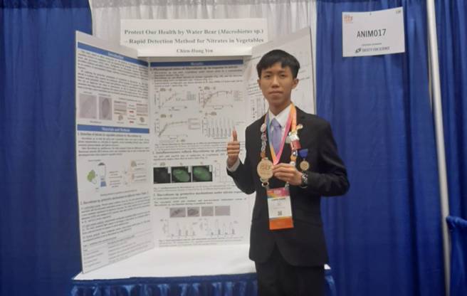顏健弘同学代表臺湾，在全球入围的55项作品中脱颖而出，荣获动物学科大会四等奖。(竹林中学提供)