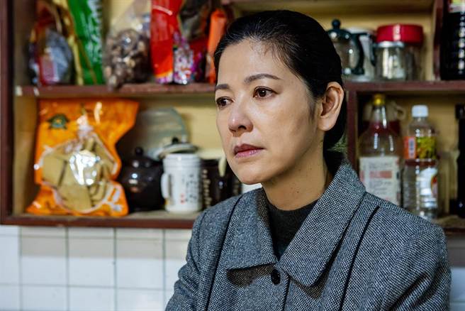 陈明真饰演访视志工。（大爱台提供，北投映像黄华安摄）