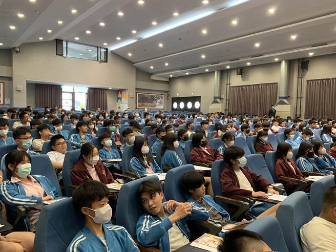 轻松活泼的话剧表演宣导活动，共吸引300余名金城国中学生热情参与。(图／金门县社会处提供)