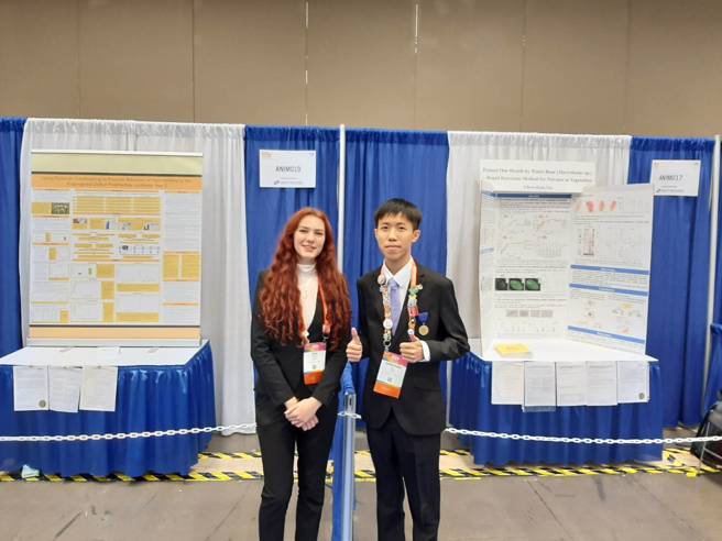 顏健弘与外国参赛学生合影。(竹林中学提供)