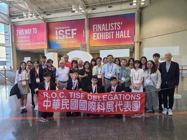 中华民国参赛代表团合影。(竹林中学提供)