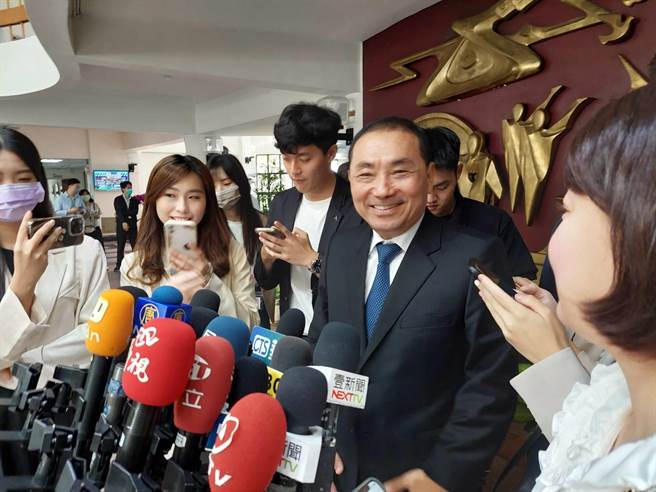 新北市长侯友宜17日获国民党徵召参选2024年总统，竞选团队如火如荼筹组中，侯阵营预计在板桥成立临时竞选办公室，以即时回应对手攻击，临时媒体群组今已成立。（陈慰慈摄）