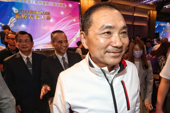 新北市政府消防局23日举行「112年度消防暨义消楷模表扬大会」，市长侯友宜（见图）出席颁奖，感谢并肯定111年度表现优良的56名消防人员、135名义消及52名资深义消。（杜宜谙摄）