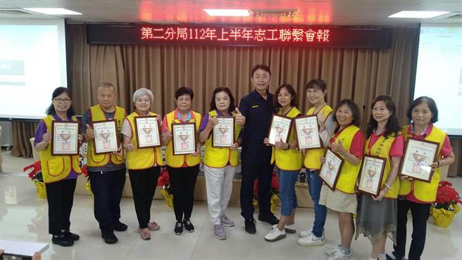 台中市第二警分局举办警察志工联繫会报暨特殊训练、表扬绩优年度志工活动，有近百名志工参加。（警方提供／陈淑芬台中传真）