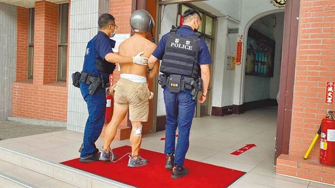 桃园市28岁朱姓健美教练（中）20日大闹超商还袭警，员警制伏过程遭疑执法过当，中坜警分局后续究责除依法送办外也记过2次。图非当事员警。（本报资料照）