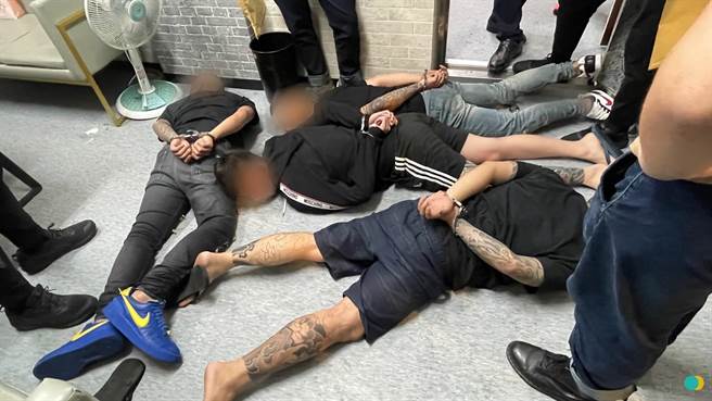 警方使用强制力压制逮捕嫌犯。（警方提供）