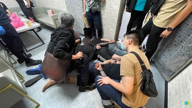 警方使用强制力压制逮捕嫌犯。（警方提供）