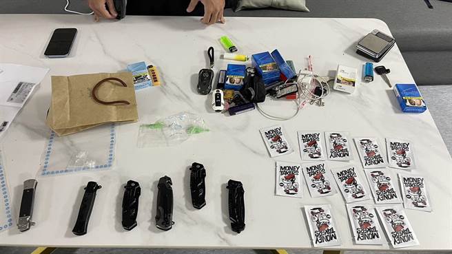 警方查扣毒品、刀械等证物。（警方提供）★《中时新闻网》关心您：保护自己、远离毒品！