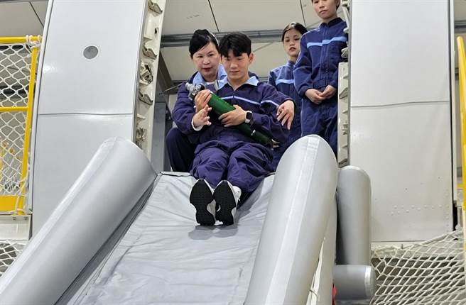 桃园市万能科技大学斥资千万，为航空暨运输服务管理系打造全台首间客舱安全训练教室，一条龙式完备教学设备，培育航服人才。图为安全逃生滑梯实务训练。（万能科大提供／蔡明亘桃园传真）