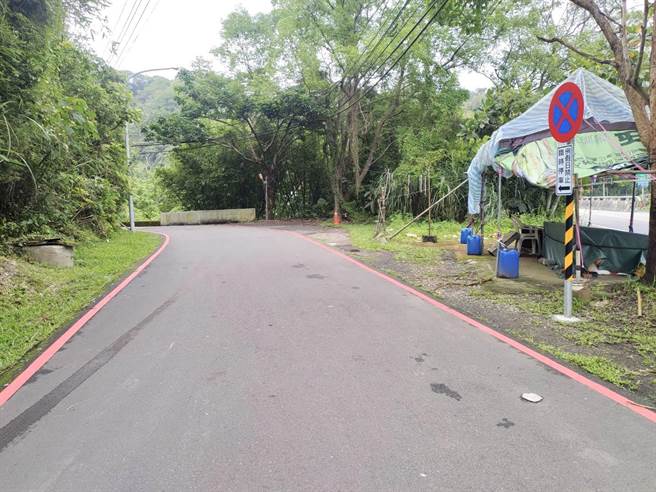 针对大溪区台七线復兴路二段连结承恩路的捷径道路标志与标线争议，桃园市交通局表示，考量该路段转弯困难，为避免假日车流多巷道无法会车，故画红线并设假日禁停牌面，平日仍可路肩停车。（陈治文提供／蔡明亘桃园传真）