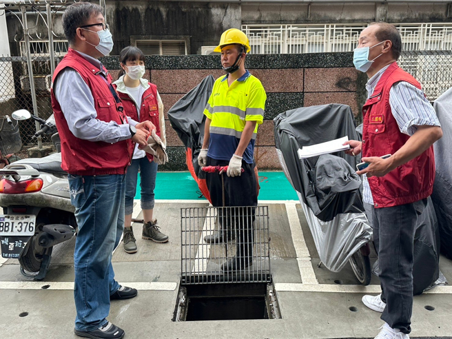 今年4月至6月份实地办理「112年度区公所灾害防救业务评核」查核工作。（图／新北消防局提供）