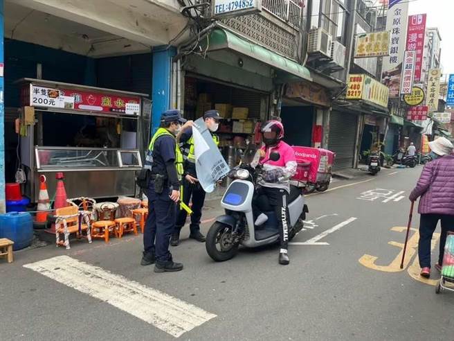 桃园市龙潭警方今日上街宣导骑士与驾驶在路口应礼让行人，并公布龙潭5大路口将加强取缔。（翻摄照片／蔡明亘桃园传真）