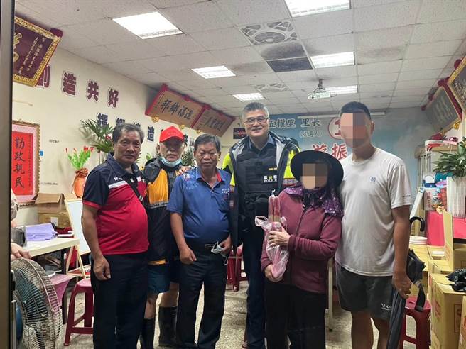 桃园市一名7旬妇人昨出门买菜迷途5公里，家人遍寻不着报警求助，大园警方结合民力冒雨寻获。（翻摄照片／蔡明亘桃园传真）