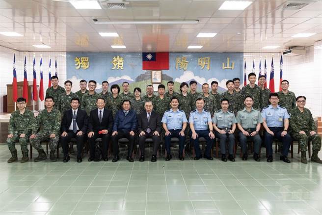 李栋梁慰访海、空军高山雷达站。军闻社提供