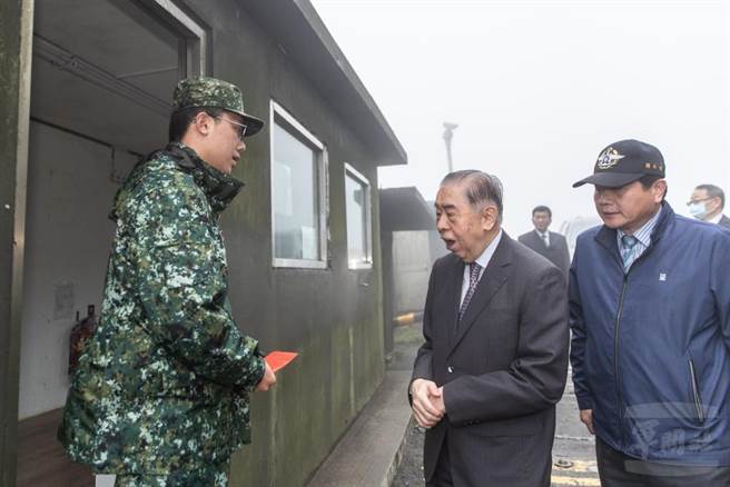 李栋梁与军友主秘书长简士伟慰访海空军高山雷达站。军闻社提供