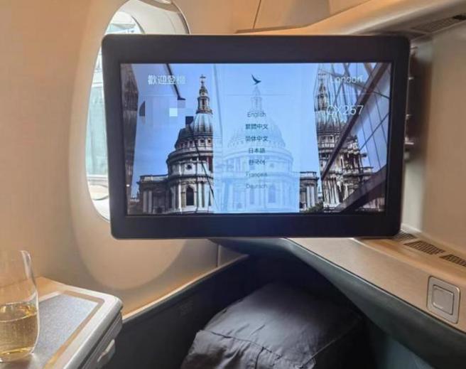 国泰航空机上服务员语言歧视问题在大陆引爆热议，受访乘客表示，已经习惯国泰空服员的冷漠， 甚至到今天服务态度还是一如往常。（图／上游新闻）