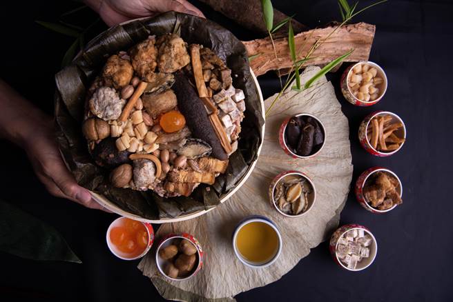 「粽夏团圆」以圆满为具体概念延伸，象徵共享幸福美味，每颗重达1.2公斤。（宜兰力丽威斯汀度假酒店提供）