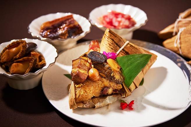 「松露鲍鱼腊味粽」以精选的九孔鲍和云林快乐猪肉为主食材