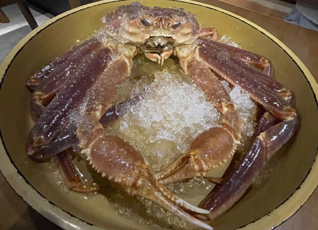 女子订了5500元活体松叶蟹，上桌竟然是只死蟹，气得上网爆料却反遭店家PO照公审。（翻摄自脸书爆料公社）