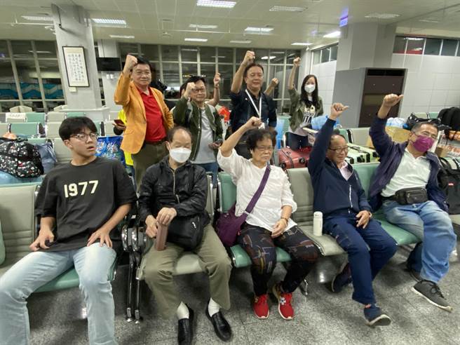 金门22日受浓雾影响造成近百名旅客已滞留2日，至今天晚间8点多仍有数十名旅客在机场苦等补位，哭喊：我们要回家！(于家麒摄)