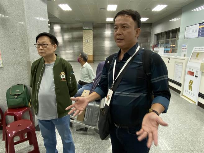 已滞留金门2日的旅客黄先生(右)气得他大骂官员，没把握就不要乱开有加班机的「芭乐票」。(于家麒摄)