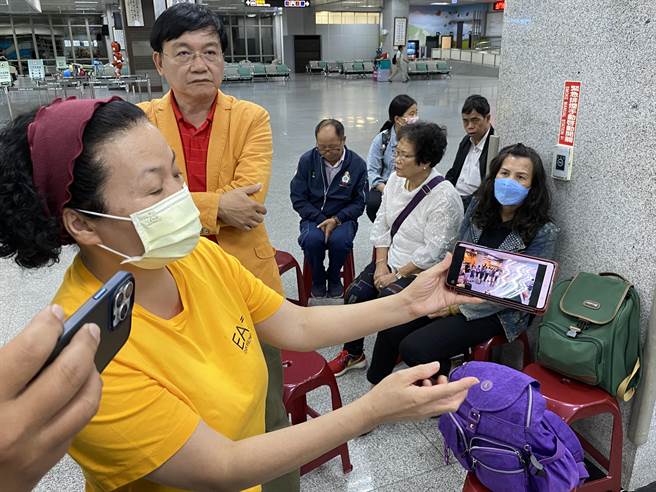 滞留旅客向记者出示今天下午大排长龙等候补叫号的影片。(于家麒摄)