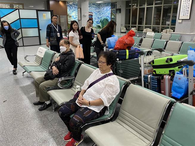 有年长的旅客补位2天表示已体力不支，瘫坐在椅上准备夜宿机场。(于家麒摄)