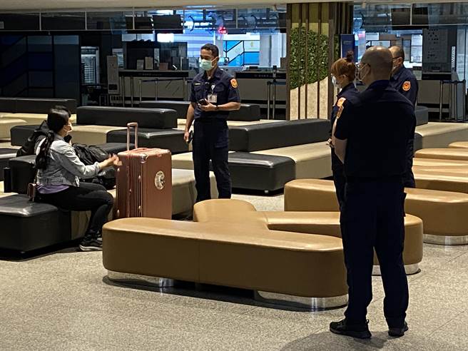 航警苦口婆心的进行劝导并协助叫车，滞留旅客才一一离去。(于家麒摄)