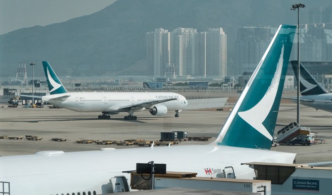 有大陆网友举报国泰航空空服员歧视不会说英语和粤语的旅客，国泰航空23日晚发布声明称，已完成对于事件的调查，对3位涉事空服员予以解聘。（中新社资料照片）