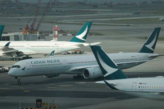 在媒体网路群起围剿之下，国泰航空迅速处置涉事空服员，决定3位涉事空服员予以解聘处分。（图／中新社）