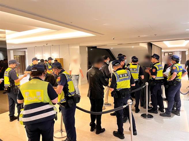 警方強勢盤查，全程蒐證，嚴防統促黨和日本幫派的餐會脫序。（警方提供）