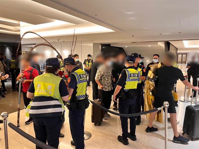 警方強勢盤查，全程蒐證，嚴防統促黨和日本幫派的餐會脫序。（警方提供）