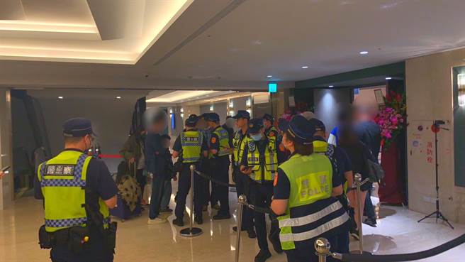 警方強勢盤查，全程蒐證，嚴防統促黨和日本幫派的餐會脫序。（警方提供）