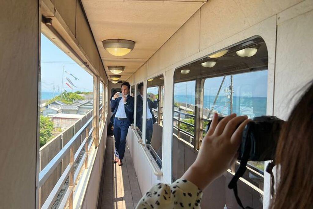 土佐黑潮鐵道後免-奈半利線開放式露台車廂享受海風吹拂。　圖：高知縣國際觀光課／提供
