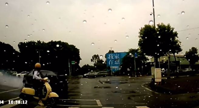 正妹骑进待转区时，差点被高速直扑而来的轿车撞上，吓得停在一旁看傻眼。（翻摄自脸书爆料公社）