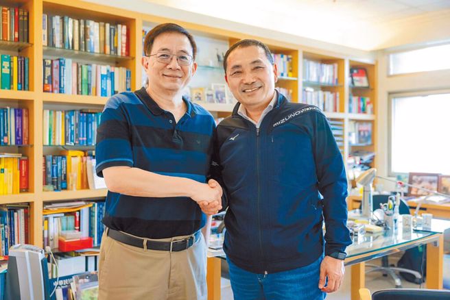 2024年总统大选加温，新北市长侯友宜昨在脸书发文表示，他于日前拜访台大前校长管中闵，2人就青年面临的就业、居住、高教及国际经济情势，畅谈2小时。2人都坚信，教育与经济，攸关台湾的世世代代，更是撑起台湾重要的脊梁！（摘自侯友宜脸书／黄敬文新北传真）