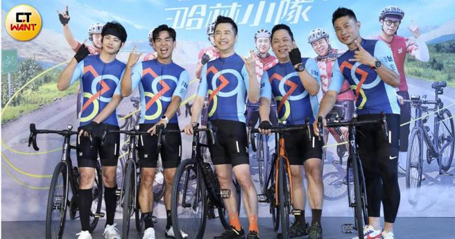 庾澄庆（中）邀集多年好友卜学亮（右二），与彭小刀（右一）、柯有伦（左二）、张庭瑚（左一）一同飙车环岛的全新实境秀《骑吧！哈林小队》，预计将在今年暑假播出。（图／许方正摄）