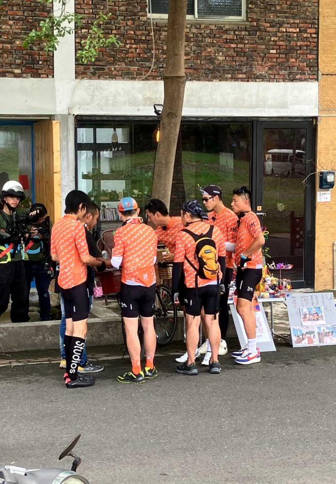 本月16日下午本刊接获南部在地读者爆料，由庾澄庆领军的《骑吧！哈林小队》，正在屏东枋寮艺术村进行拍摄工作。（图／读者提供）
