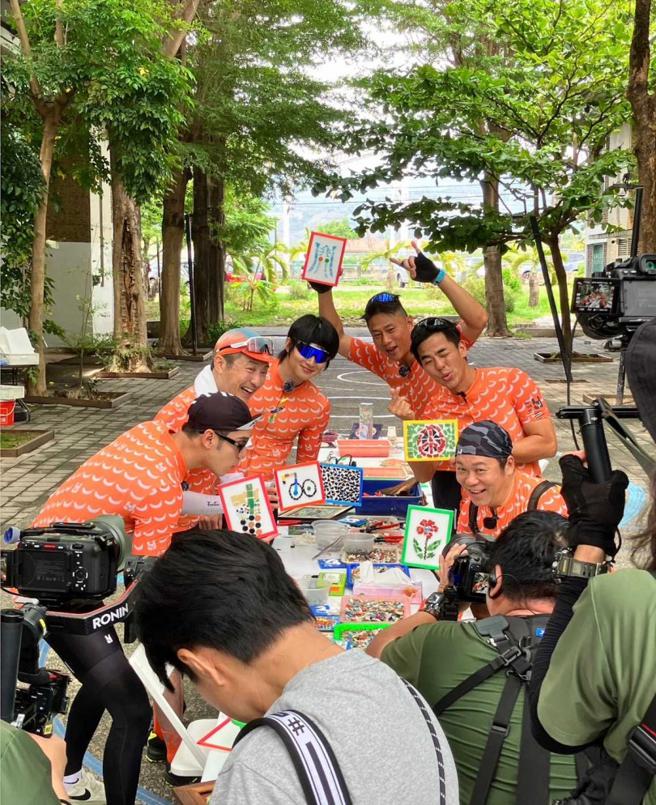 难得造访枋寮艺术村，6位「哈林小队」成员艺术家戴威利老师，一起进行马赛克D.I.Y.创作体验。（图／读者提供）