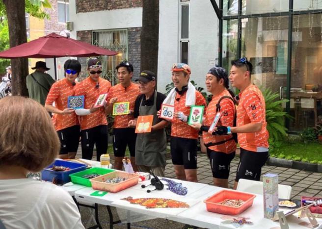 完成创作后，大家更分别在自己的创作上签名，留下到此一游的珍贵纪念。（图／读者提供）