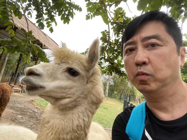 越活越年轻的哈林还陪小孩去校外教学，留下多张与动物合影的可爱画面。（图／取自哈林脸书）