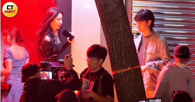 《影后》在夜店取景，杨谨华穿着性感现身与刘冠廷对戏。（图／本刊摄影组）