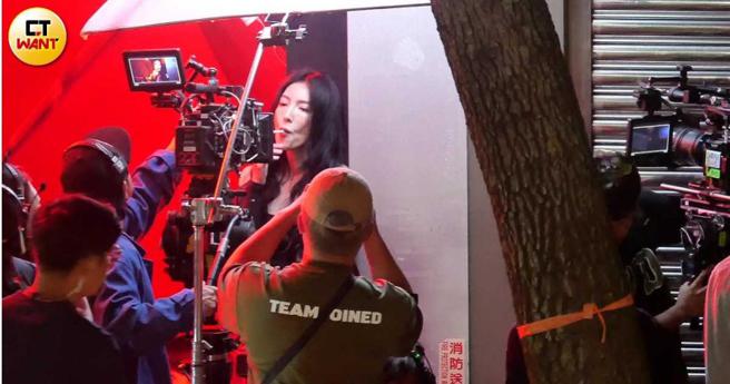 杨谨华看似演出性感的微醺老菸枪。（图／本刊摄影组）