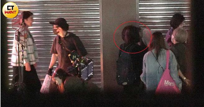 刘冠廷向严艺文鞠躬致意。（图／本刊摄影组）