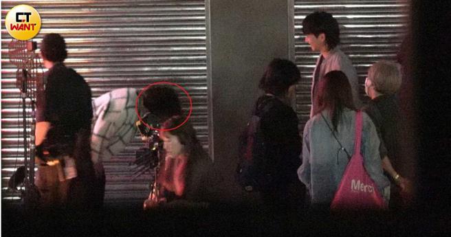 严艺文也回敬刘冠廷一鞠躬，画面逗趣。（图／本刊摄影组）