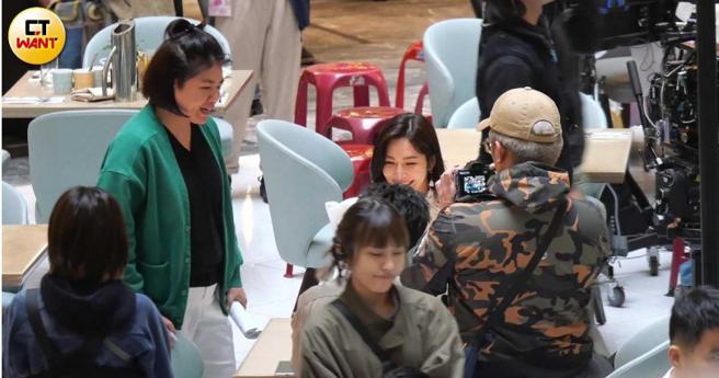 曾莞婷和黄迪扬对戏时也被严艺文逗笑。（图／本刊摄影组）